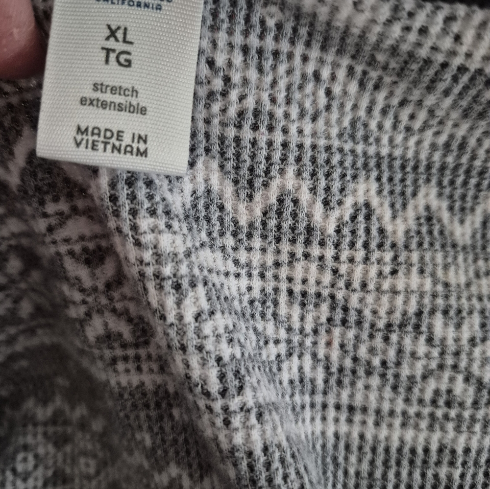 Grey and White Patterned Women's Pajamas - Picture 3 of 3